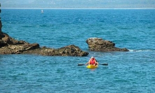  Kayaks through rocky areas 
